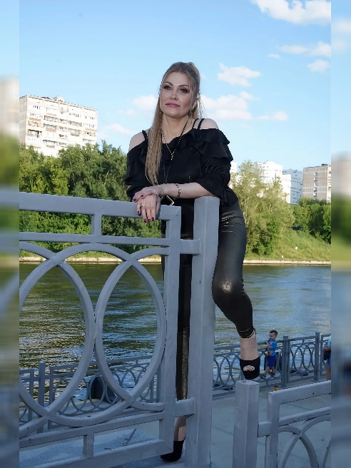 Инди ,встречусь у вас,(в отеле) в разное время, но с трех до девяти утра обычно сплю-лучше договариваться заранее.

Я веселая ,интересная...