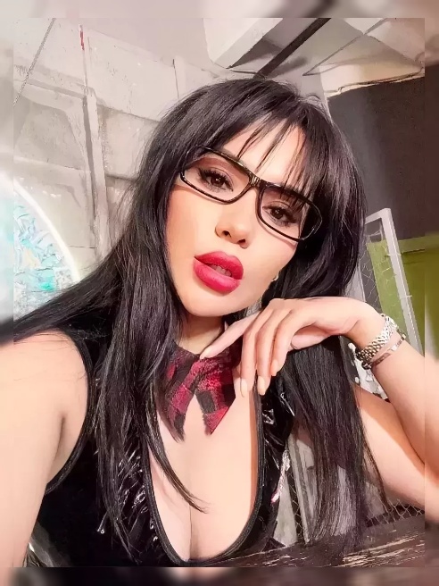 Ты любишь играть? А я обожаю выигрывать 😏🔥. Медленно подхожу к тебе, мои пальцы скользят по твоей шее, оставляя после себя легкий электри...
