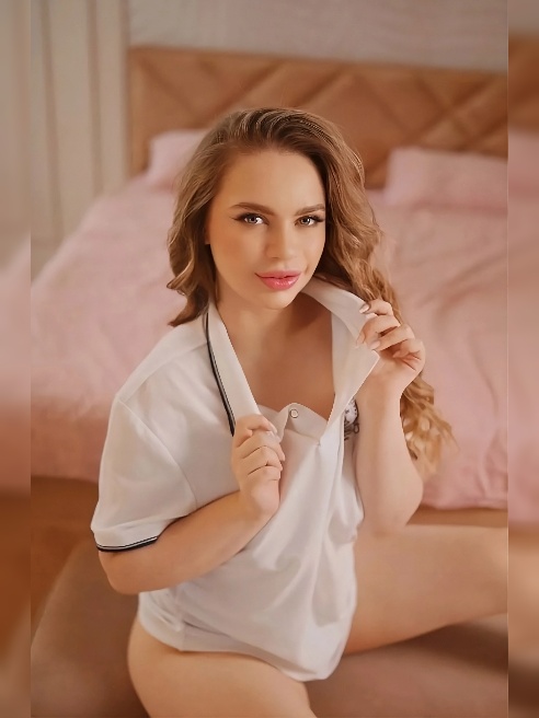 Каждый раз, глядя на тебя, я чувствую, как внутри разгорается пламя. 😏💋 Я хочу, чтобы эта ночь стала не просто страстной, но незабываемой...