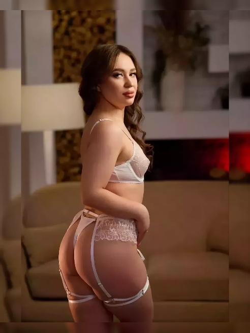 Я хочу, чтобы ты целовал меня так, чтобы я забывала обо всём. 💋

Твои губы на моём шее, твои руки скользят вниз, и я уже вся горю.

Мне н...