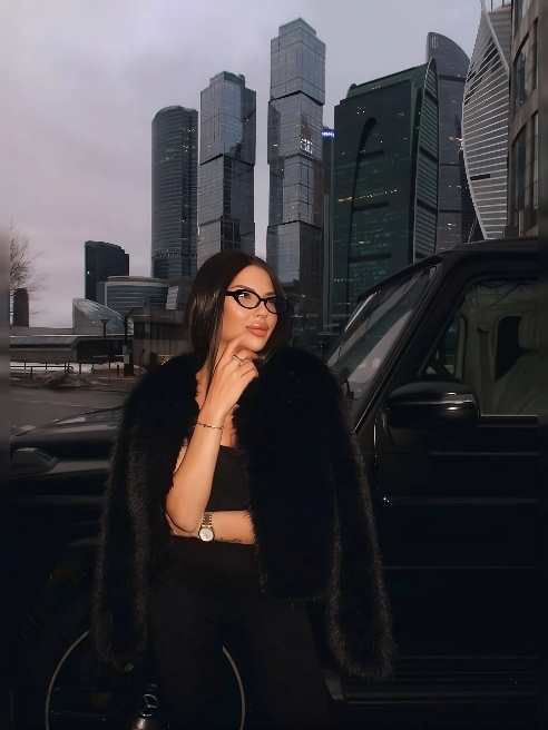 Сексуальная брюнетка, в которой страсть и огонь не знают границ. Моё тело — твоя зависимость, мои поцелуи — твоя слабость. Со мной нет пр...