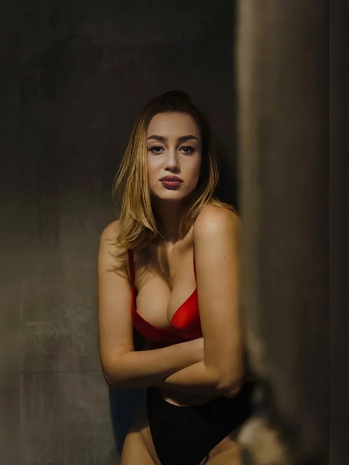 Я — твоя фантазия, ожившая наяву. Обволакиваю нежностью, возбуждаю взглядом, а потом разжигаю страсть до предела. Со мной ты забудешь про...