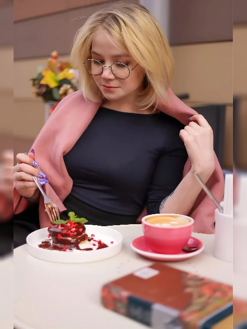Я маленькая красотка с пирсингом в сосках 

Люблю когда трогают грудь и кончают в ротик 

Ищу своего папочку 

Есть видео где меня насажи...