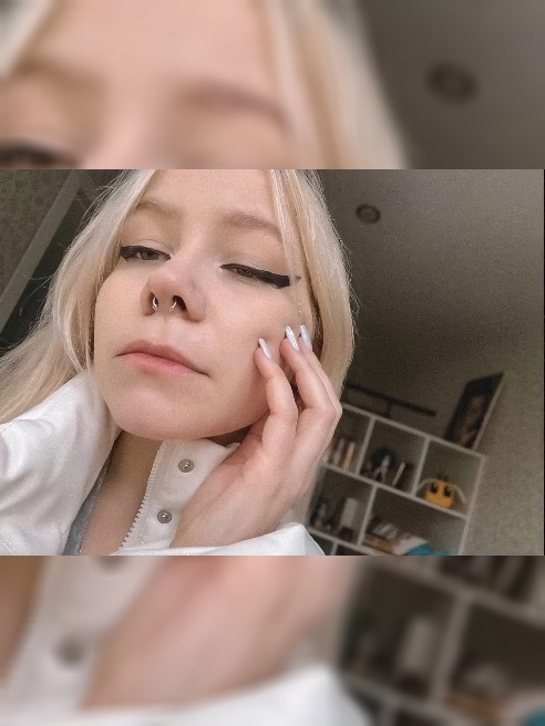 Я маленькая красотка с пирсингом в сосках 

Люблю когда трогают грудь и кончают в ротик 

Ищу своего папочку 

Есть видео где меня насажи...