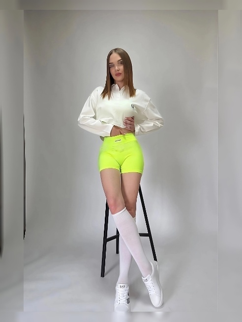 Я — Аня, мне всего 21, и я только ступила в этот мир запретных удовольствий... Но уже жажду попробовать всё! Я трепетная и нежная на перв...