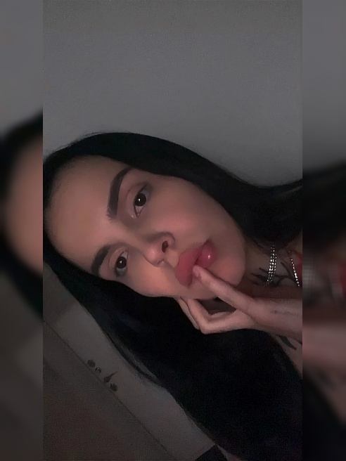 🔥 Я огонь, а ты искра, что разжигает меня сильнее с каждым словом. 💋 Наши губы не могут просто так встретиться — они танцуют в страсти, о...
