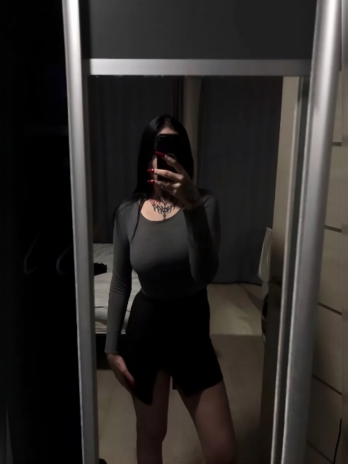 🔥 Я огонь, а ты искра, что разжигает меня сильнее с каждым словом. 💋 Наши губы не могут просто так встретиться — они танцуют в страсти, о...