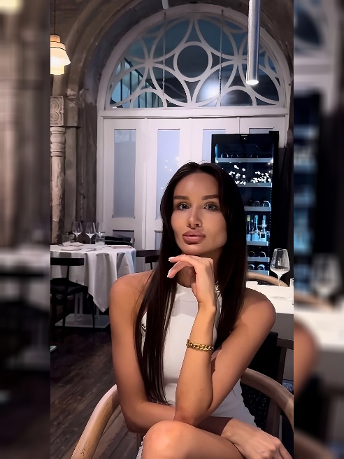 Я знаю, как на меня смотрят 😏. Как глаза скользят по бёдрам, как ты ловишь каждое движение моих губ 👄. И я не тороплюсь — люблю играть. М...