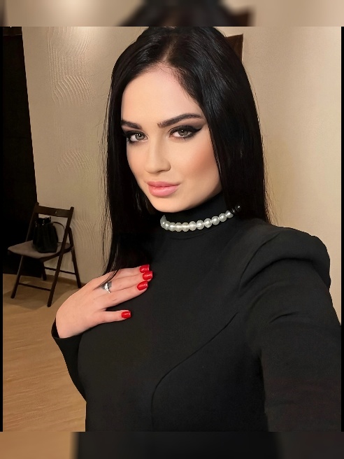 Обожаю мужское внимание и не могу устоять при виде члена... 😋 Всегда готова к новым экспериментам, люблю разнообразие в сексе. Оторвемся...