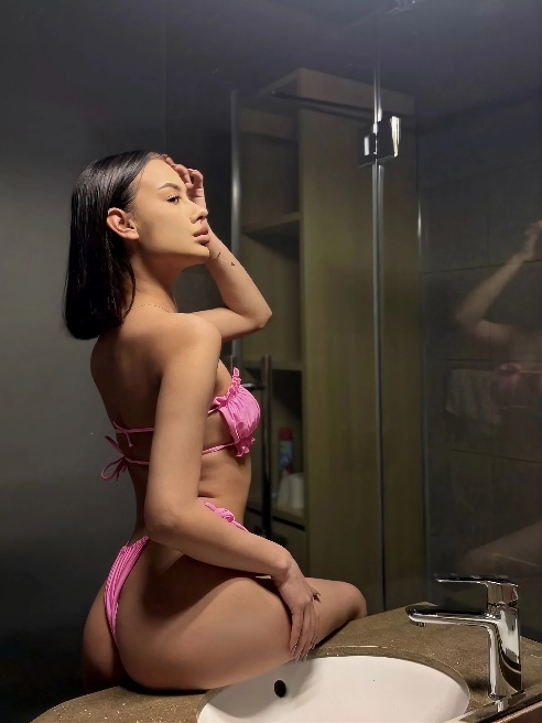 20-летняя брюнетка с каре ждёт тебя, чтобы согреть эту ночь 🤤 Моя загорелая кожа такая гладкая, что по ней хочется водить губами... А кор...