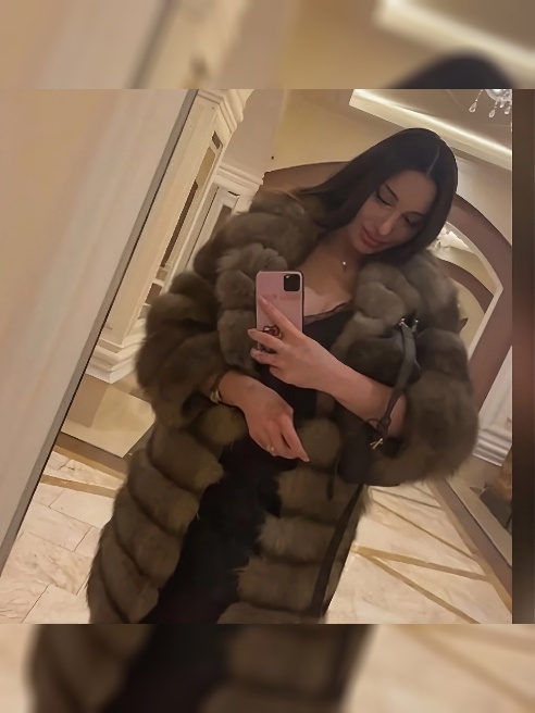 Ключицы, руки, пресс - это все про телесность, которая здесь вторична. Интеллект и все то, что как будто бы выше телесности - это и возбу...