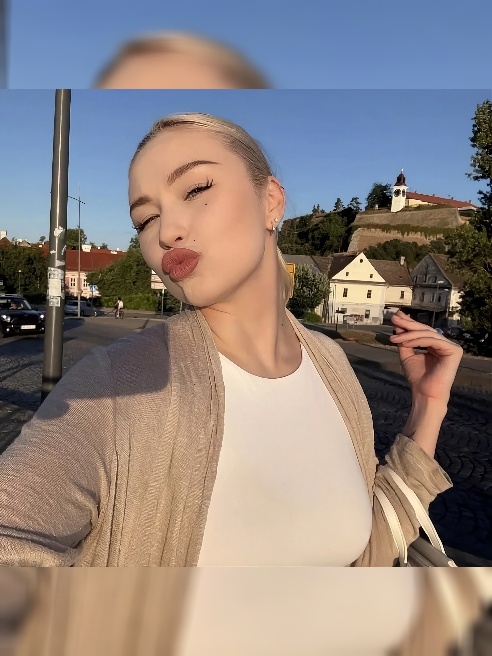 Привет меня зовут Юленька и я впервые тут разместилась 😛

У меня натуральная красота( не силикона , геля в губах и другого тюнинга) , люб...
