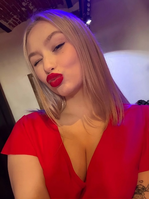 Привет меня зовут Юленька и я впервые тут разместилась 😛

У меня натуральная красота( не силикона , геля в губах и другого тюнинга) , люб...
