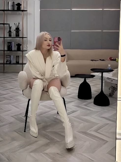 Привет меня зовут Юленька и я впервые тут разместилась 😛

У меня натуральная красота( не силикона , геля в губах и другого тюнинга) , люб...