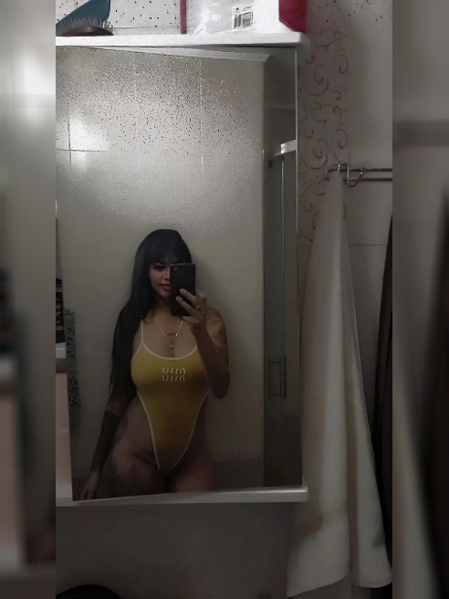 Tengo unas hermosas tetas y un delicioso culo para que te pierdas en el solo ven y verás que mis movimientos van a hacer que te sientas... Tengo unas hermosas tetas y un delicioso culo para que te pierdas en el solo ven y verás que mis movimientos van a hacer que te sientas...
