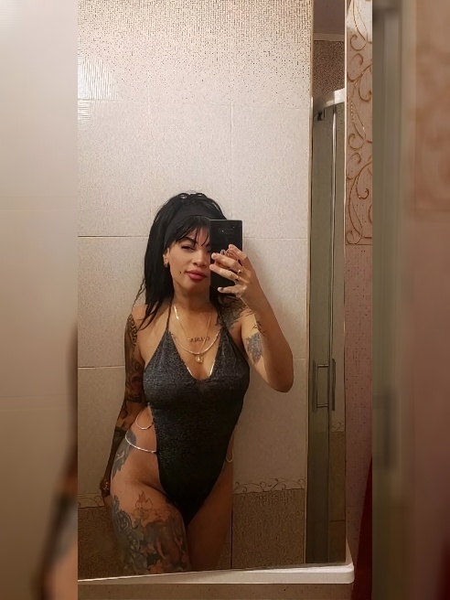 Tengo unas hermosas tetas y un delicioso culo para que te pierdas en el solo ven y verás que mis movimientos van a hacer que te sientas... Tengo unas hermosas tetas y un delicioso culo para que te pierdas en el solo ven y verás que mis movimientos van a hacer que te sientas...