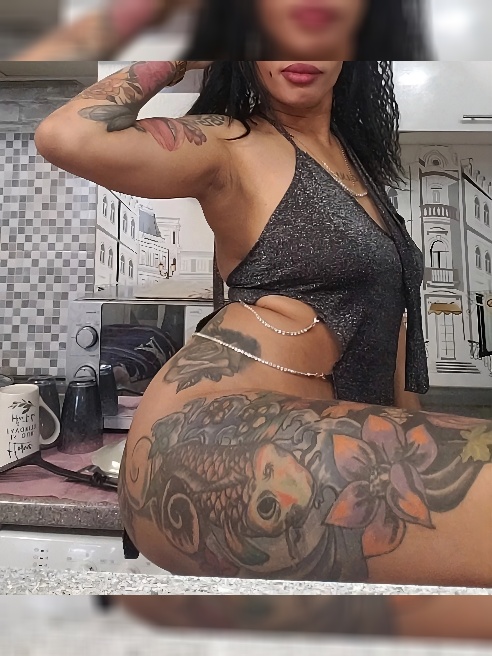 Tengo unas hermosas tetas y un delicioso culo para que te pierdas en el solo ven y verás que mis movimientos van a hacer que te sientas... Tengo unas hermosas tetas y un delicioso culo para que te pierdas en el solo ven y verás que mis movimientos van a hacer que te sientas...