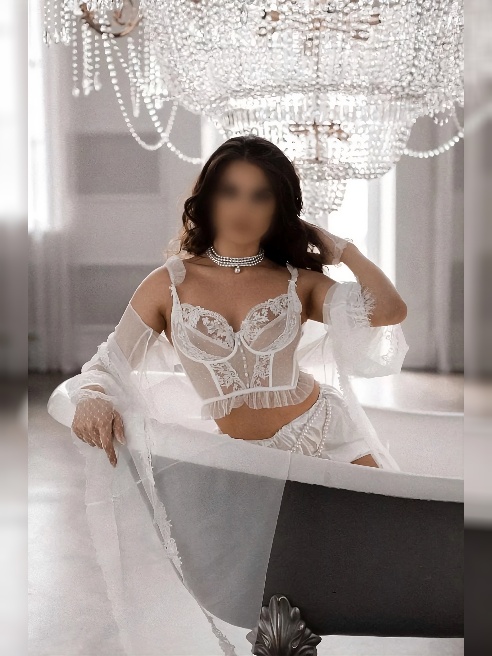 Горячая и дерзкая девочка 😘 Я всегда настоящая и не играю роли. Со мной всё индивидуально — ярко, чувственно и по-разному. Хочешь нежност...