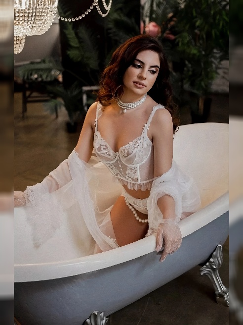 Горячая и дерзкая девочка 😘 Я всегда настоящая и не играю роли. Со мной всё индивидуально — ярко, чувственно и по-разному. Хочешь нежност...