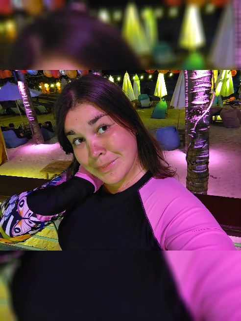 Сладкая девочка)🌺Шатенка с карими глазами)Окончила университет по специальности тренер по лыжному спорту.Люблю путешествовать и веду акти...