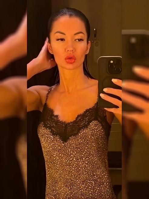 Привет) Рада знакомству🖤

Новенькая на данном ресурсе

У меня очень красивая грудь и фигура  🔥


			
				var txtTop = document.getElement...