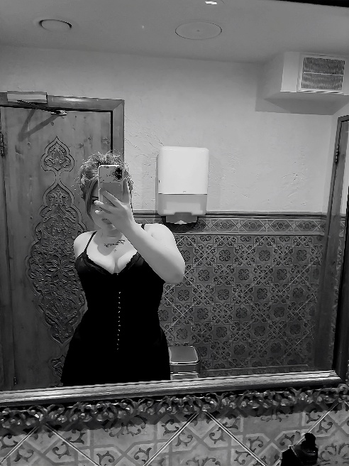 Очень люблю сосать и стонать кайфую от этого так что теку как сучка ❤ заходи и попробуй на вкус мою мокрую киску 💝