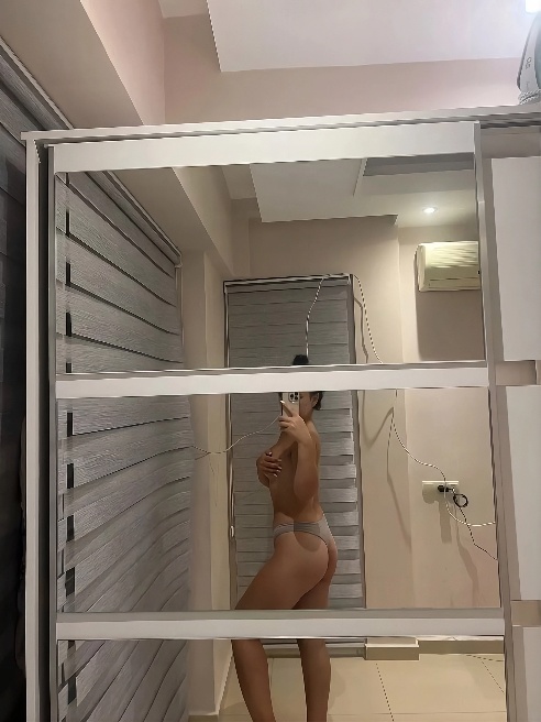 Обожаю член и у меня текут слюни 🤤 когда я вижу его, приди и отжарь меня как следует !!!! Жду вас моя мужчины 