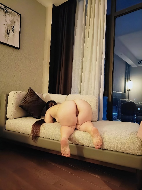 Маленькая развратница с нереально большой упругой попкой 🍑 и натуральной пушистой киской ждёт тебя в гости 😋🥕😋🥕,,, Пиши, звони и приходи...