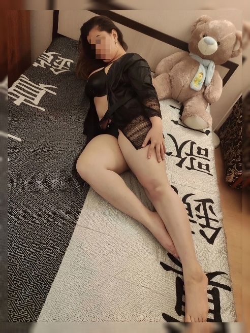 Я та, кто воплотит все твои фантазии, со мной ты забудешь все насущные дела и проблемы!!))