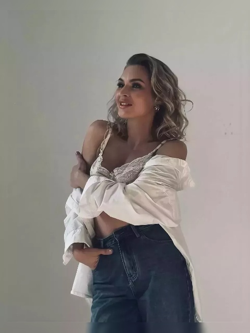 Я — соблазнительная блондинка 💋, которая знает, чего хочет, и всегда идёт до конца 🔥

Мои глаза манят к откровенным желаниям 👀, а прикосн...