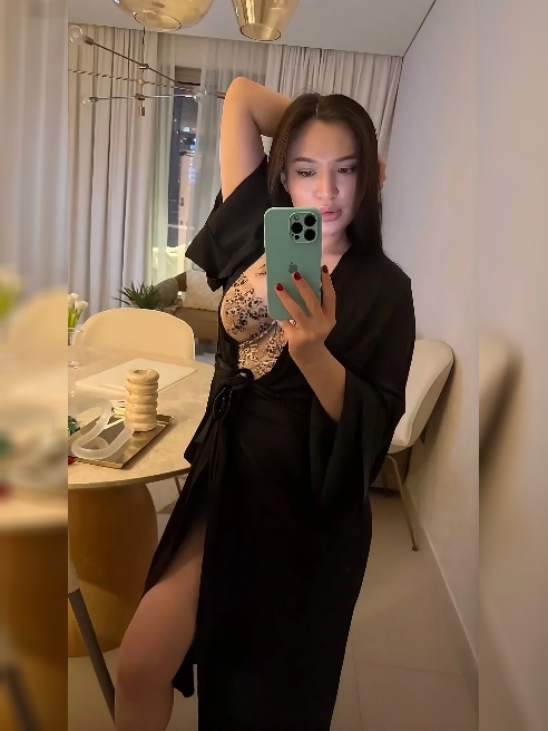 💋🔥Я чувствую, как твои руки уверенно блуждают по моему телу, и от каждого прикосновения у меня перехватывает дыхание.

Ты скользишь по мо...