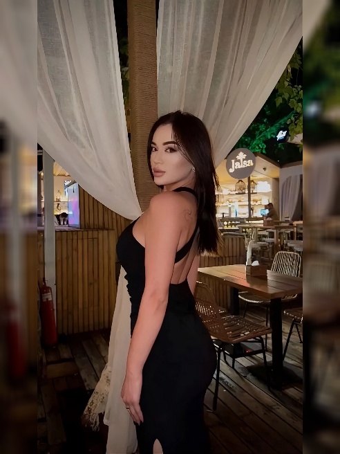 💋🔥Я чувствую, как твои руки уверенно блуждают по моему телу, и от каждого прикосновения у меня перехватывает дыхание.

Ты скользишь по мо...