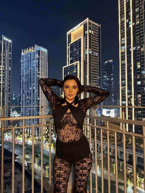 💋🔥Я чувствую, как твои руки уверенно блуждают по моему телу, и от каждого прикосновения у меня перехватывает дыхание.

Ты скользишь по мо...