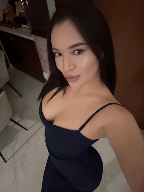 💋🔥Я чувствую, как твои руки уверенно блуждают по моему телу, и от каждого прикосновения у меня перехватывает дыхание.

Ты скользишь по мо...