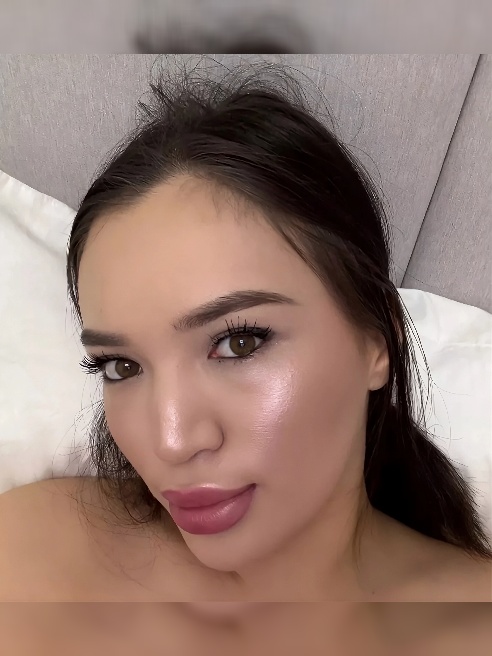 💋🔥Я чувствую, как твои руки уверенно блуждают по моему телу, и от каждого прикосновения у меня перехватывает дыхание.

Ты скользишь по мо...