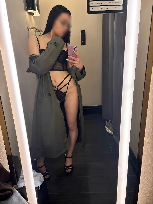 Я вся в твоих руках 🔥, горячая и жадная.

Ты властвуешь надо мной 💦, задаёшь ритм, а я подчиняюсь.

Хочу, чтобы это безумие не заканчивал...