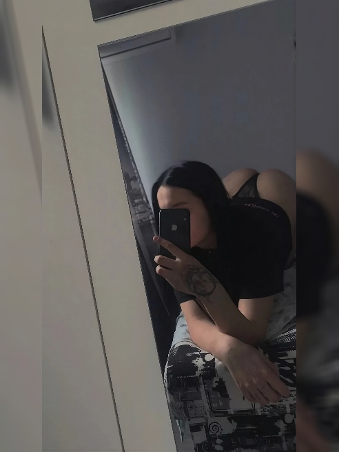 🔥 Я огонь, а ты искра, что разжигает меня сильнее с каждым словом. 💋 Наши губы не могут просто так встретиться — они танцуют в страсти, о...