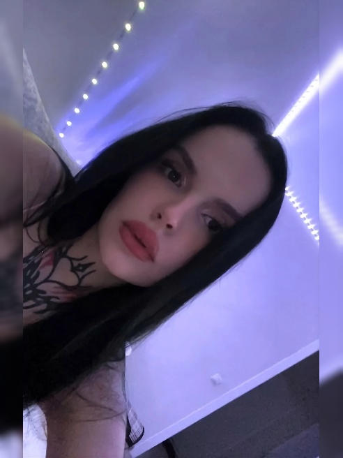 🔥 Я огонь, а ты искра, что разжигает меня сильнее с каждым словом. 💋 Наши губы не могут просто так встретиться — они танцуют в страсти, о...