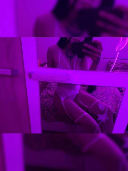 🔥 Я огонь, а ты искра, что разжигает меня сильнее с каждым словом. 💋 Наши губы не могут просто так встретиться — они танцуют в страсти, о...