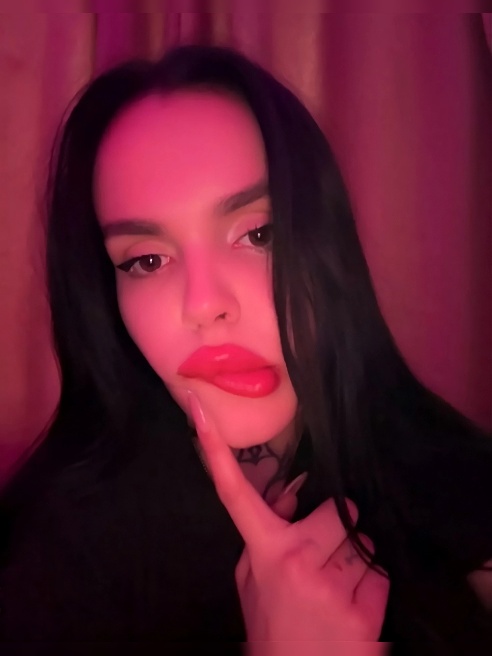 🔥 Я огонь, а ты искра, что разжигает меня сильнее с каждым словом. 💋 Наши губы не могут просто так встретиться — они танцуют в страсти, о...