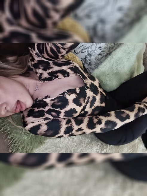 Здравствуйте, меня зовут Валерия 🥰 многие меня считают строгой🥸 и сексуальной училкой  👩🏫 на самом деле во мне кроется нежность 😌 и сексу...