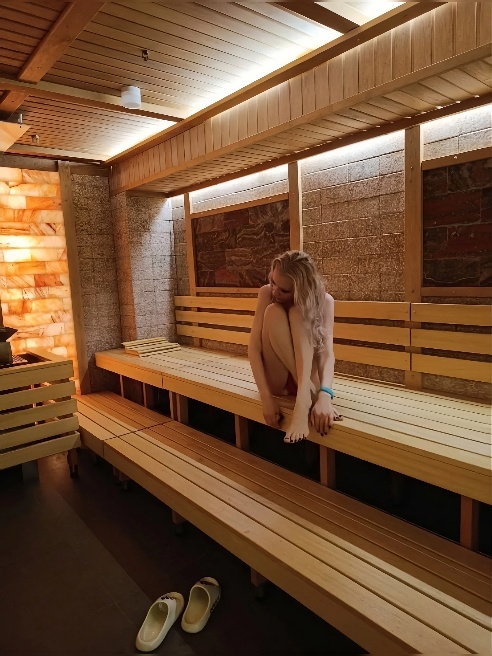 Если ты хотел позвонить и просто поговорить не целенаправленно, лучше,это не делай, предложения типо:" я хочу пригласить просто посидеть,...