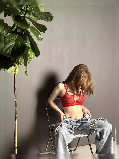 Привет, котик. Меня зовут Анора, мне 19 лет. 



Сексуальная, нежная и всегда готова к приключениям под одеялом.