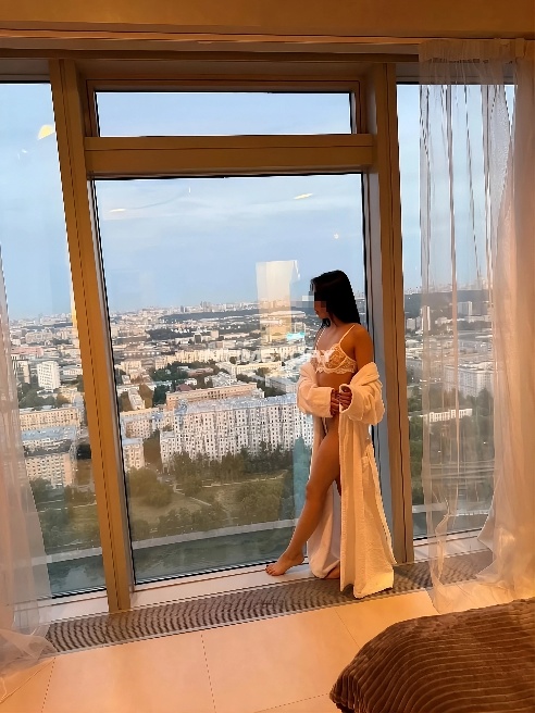 Мое тело как гладкая медь, изгибы как лиана в лунном свете. Мои губы помнят вкус соли океанского бриза, а кожа пахнет жарким песком и сво...