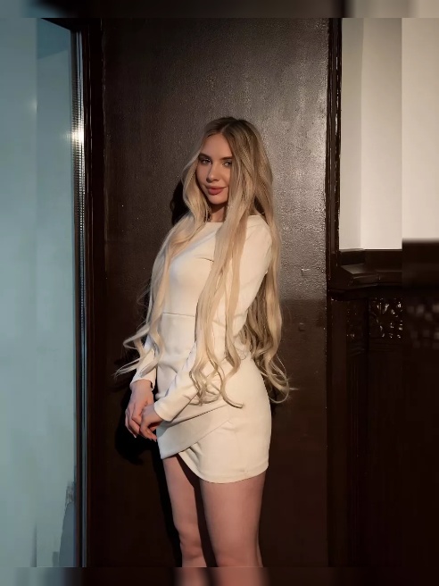 Стройная, нежная и слегка наивная в приятном смысле🥺💖Хочу объятий, внимания и тех маленьких моментов, от которых щёки розовеют✨