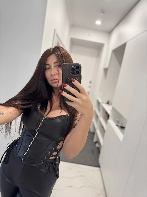 Хочешь отсосу тебе с порога твой член?!🤤😈Я встану на коленки как твоя покорная ,послушная девочка молча расстегну ширинку достану твой чл...