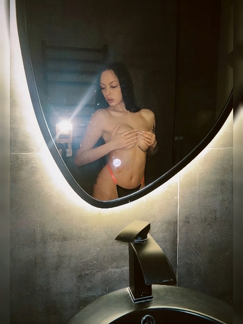 🤍Меня легко соблазнить — членом и деньгами, да, я такая 😘💸

Обожаю секс, свободу и мужчин, которые умеют хотеть и брать 💕

У меня идеальн...