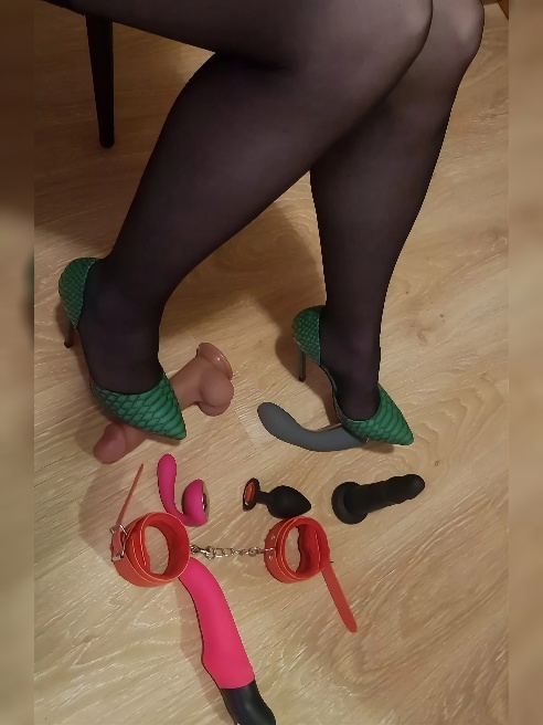 💞  "ХОЧУ ЭРОТИЧЕСКИЙ ДУШ ОЩУТИТЬ"🔥

    УНЕС ЕЕ БЕРЕЖНО Я В ДУШЕВУЮ,

    ЛАСКАЯ ЕЕ И БЕЗУМНО ЦЕЛУЯ,

    И КАПЛИ ЖЕЛАНЬЯ СКОЛЬЗИЛИ ПО ТЕ...