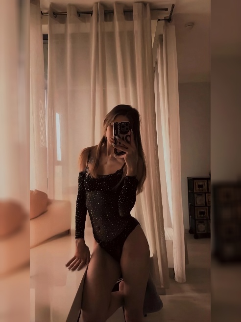 Привет, я Лиза 🌹



Ты — будто запретное вино, от одного глотка которого кружится голова.  

Когда я думаю о тебе, у меня учащается пульс...