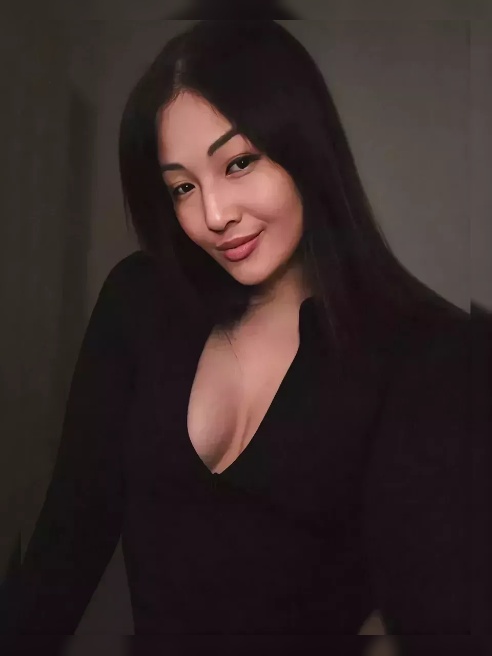 Я снова опускаюсь на тебя, медленно, с выдохом… чувствую, как ты входишь глубоко.



Мои бёдра двигаются в медленном круге, я наслаждаюсь...